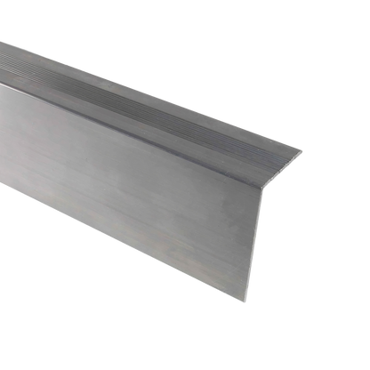 Équerre d'assemblage en métal en forme de L, surface lisse et argentée, sans marquage apparent, fond blanc.